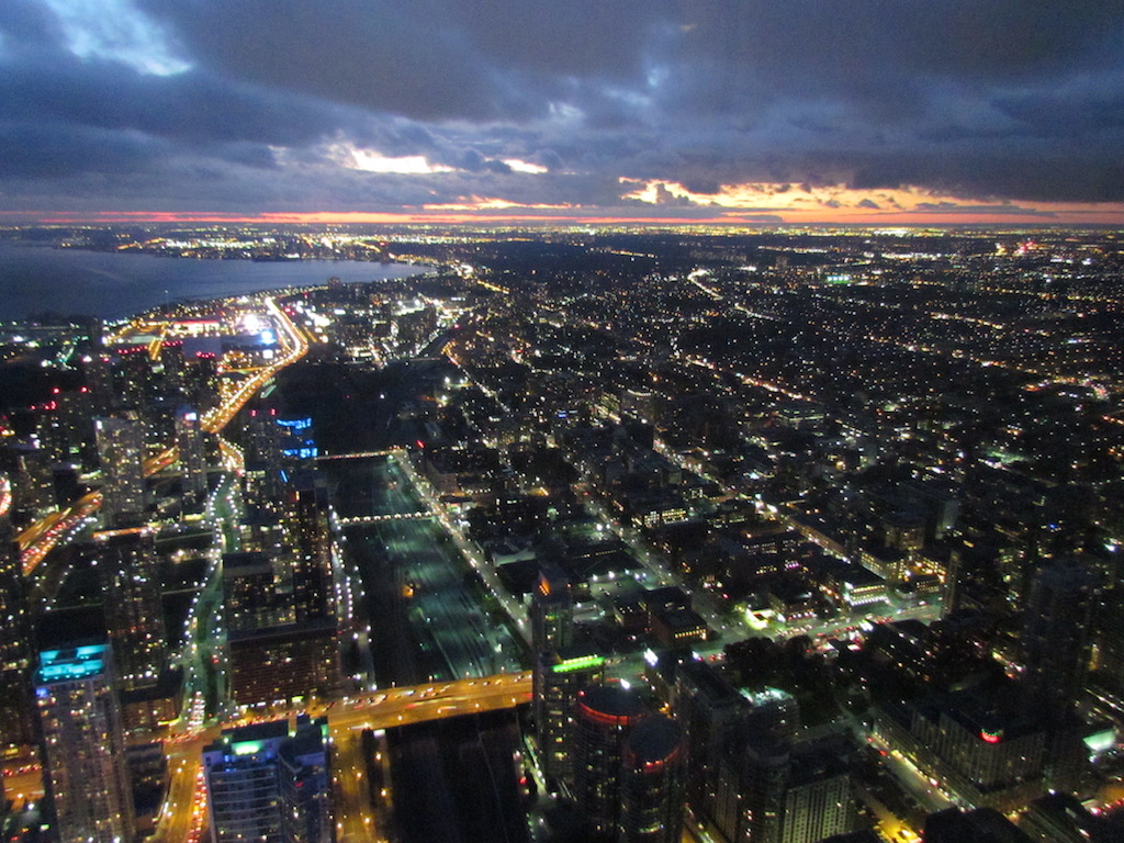 Blick vom CN Tower bei Dunkelheit - (c) tanadia.com