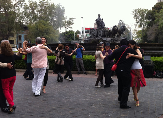 Parada en la glorieta Cibeles durante el Turitango del 14 de diciembre del 2013