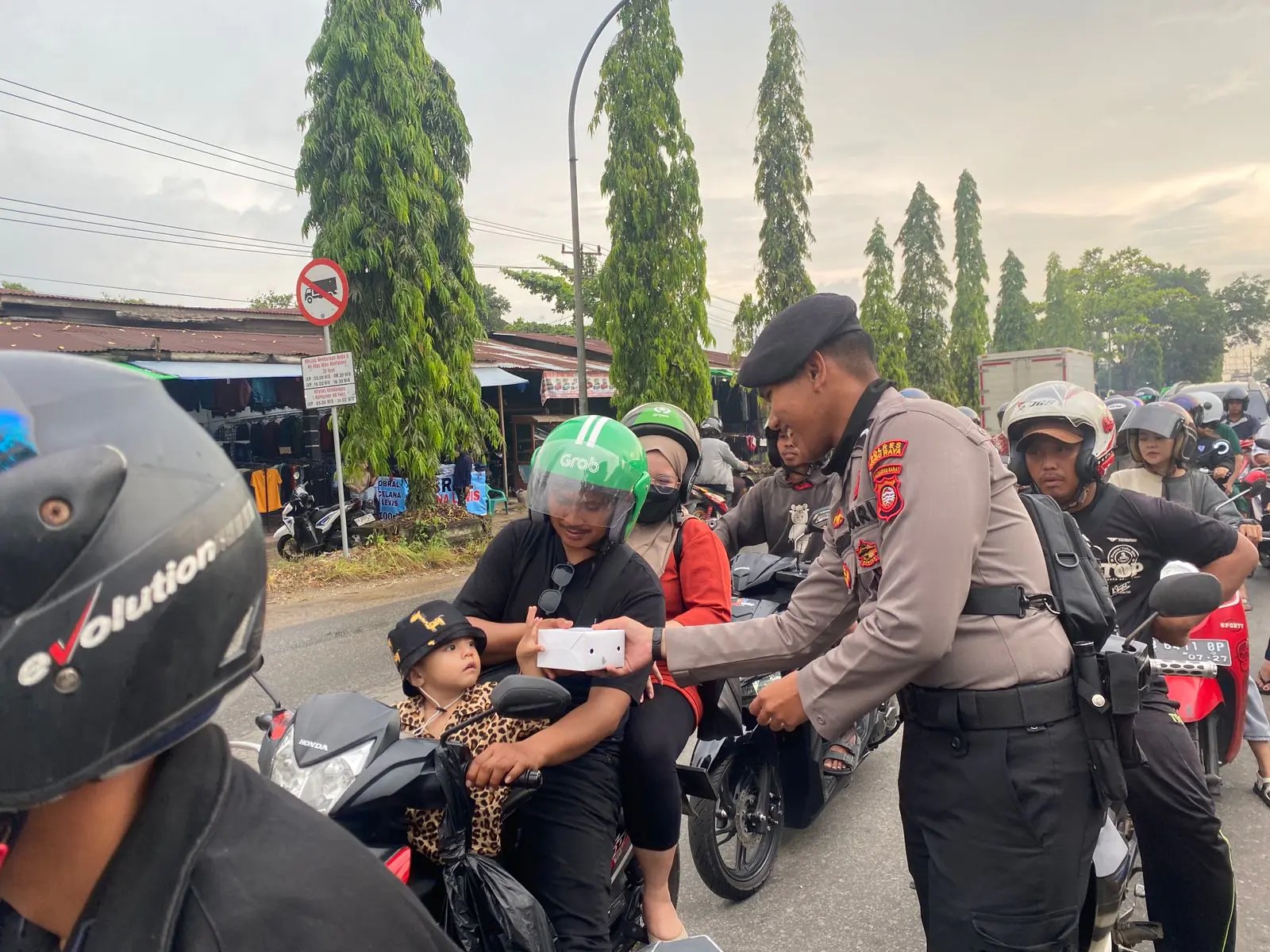 Pembagian takjil