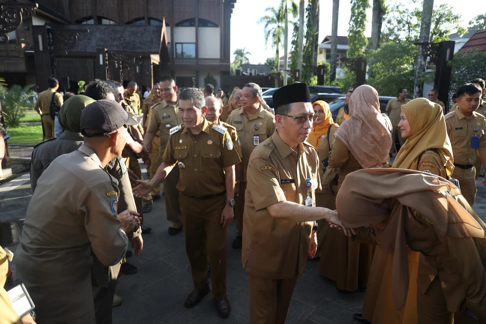 Suasana haru meliputi prosesi pelepasan Sekretaris Daerah (Sekda) Kota Pontianak Mulyadi 