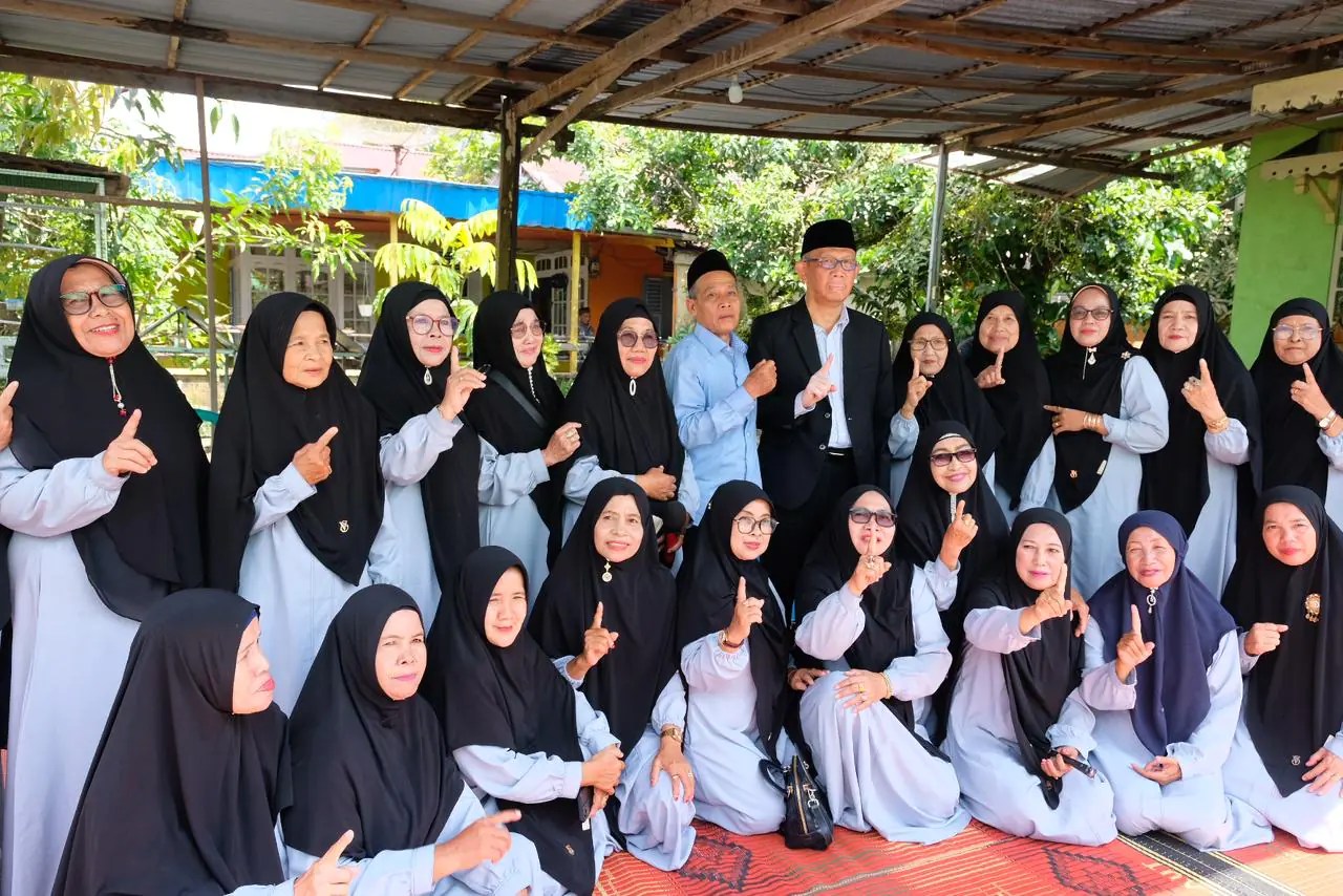 Calon Gubernur Kalbar nomor urut 1, Sutarmidji foto bersama emak-emak saat hadir dalam majelis tarub akikah cucu Anggota DPRD Sambas, Haji As'an di Kecamatan Tebas (Foto: Tim Media Midji-Didi)
