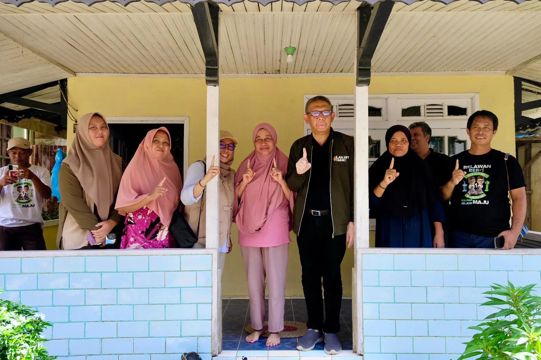 Calon Gubernur Kalimantan Barat (Kalbar) nomor urut 1, Sutarmidji mengunjungi kediaman pemilik rumah tempat dirinya menginap saat kampanye di periode pertama 2018, di Kecamatan Menukung, Kabupaten Melawi. (Foto: Tim Media Midji-Didi)