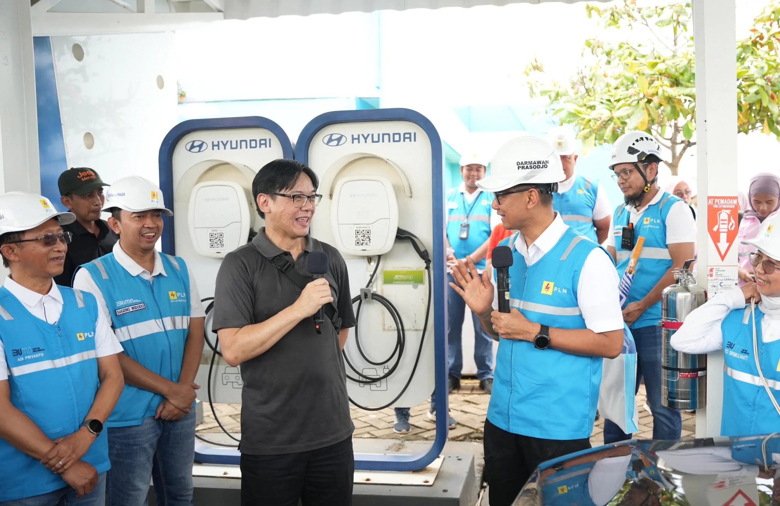 Direktur Utama PLN, Darmawan Prasodjo menyapa pengguna kendaraan listrik yang tengah melakukan pengisian daya di Stasiun Pengisian Kendaraan Listrik Umum (SPKLU) di Rest Area KM 379A Ruas Tol Semarang-Batang, Jawa Tengah pada Rabu (25/12). Pengguna kendaraan listrik tampak antusias berbagi pengalaman mereka selama menggunakan kendaraan ramah lingkungan tersebut.