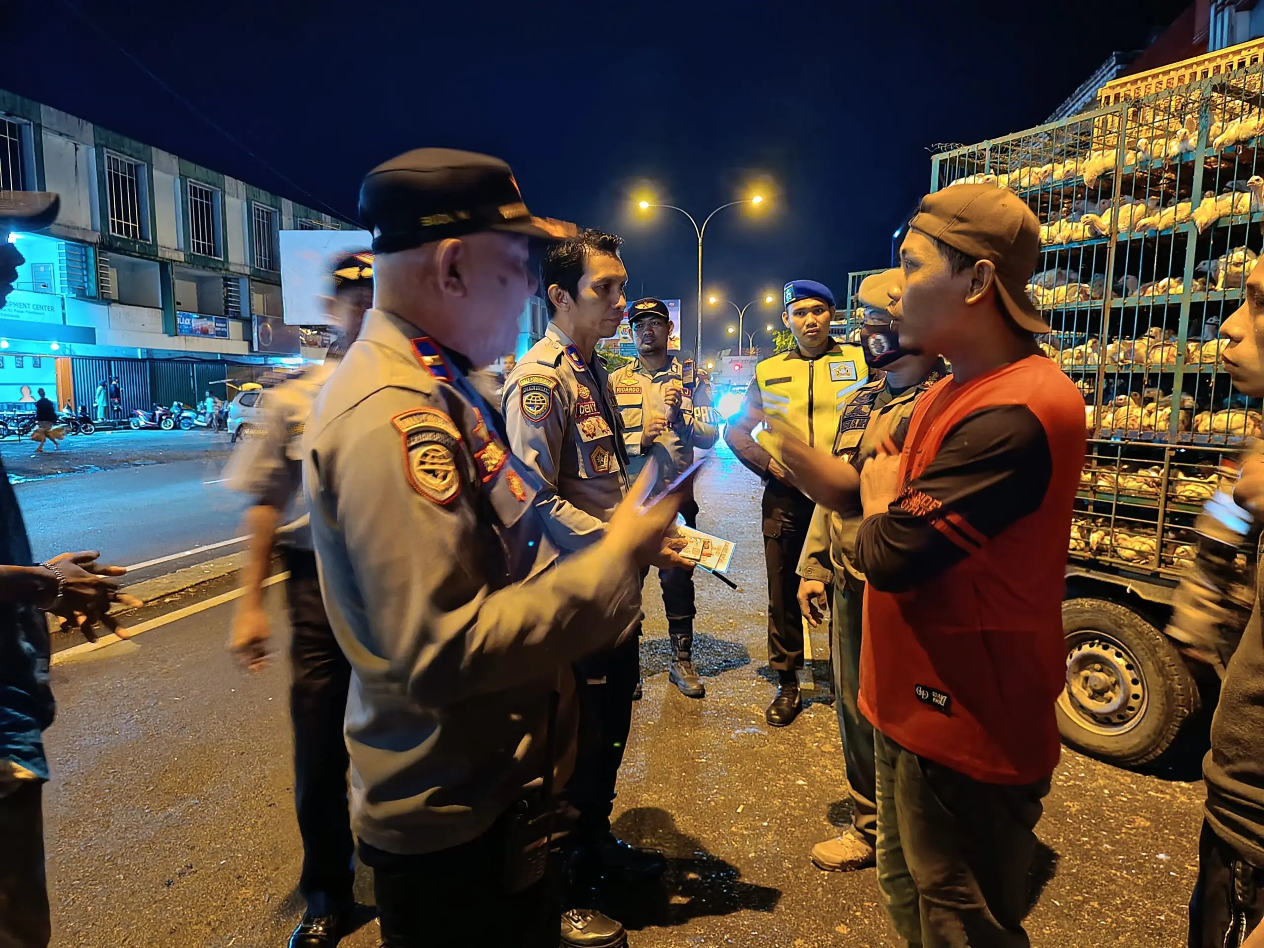 Tim Gabungan yang terdiri dari Dishub, Satpol PP, Diskumdag Kota Pontianak dan TNI/POMAD melakukan penertiban terhadap pickup angkutan ayam yang melakukan bongkar muat di badan jalan.