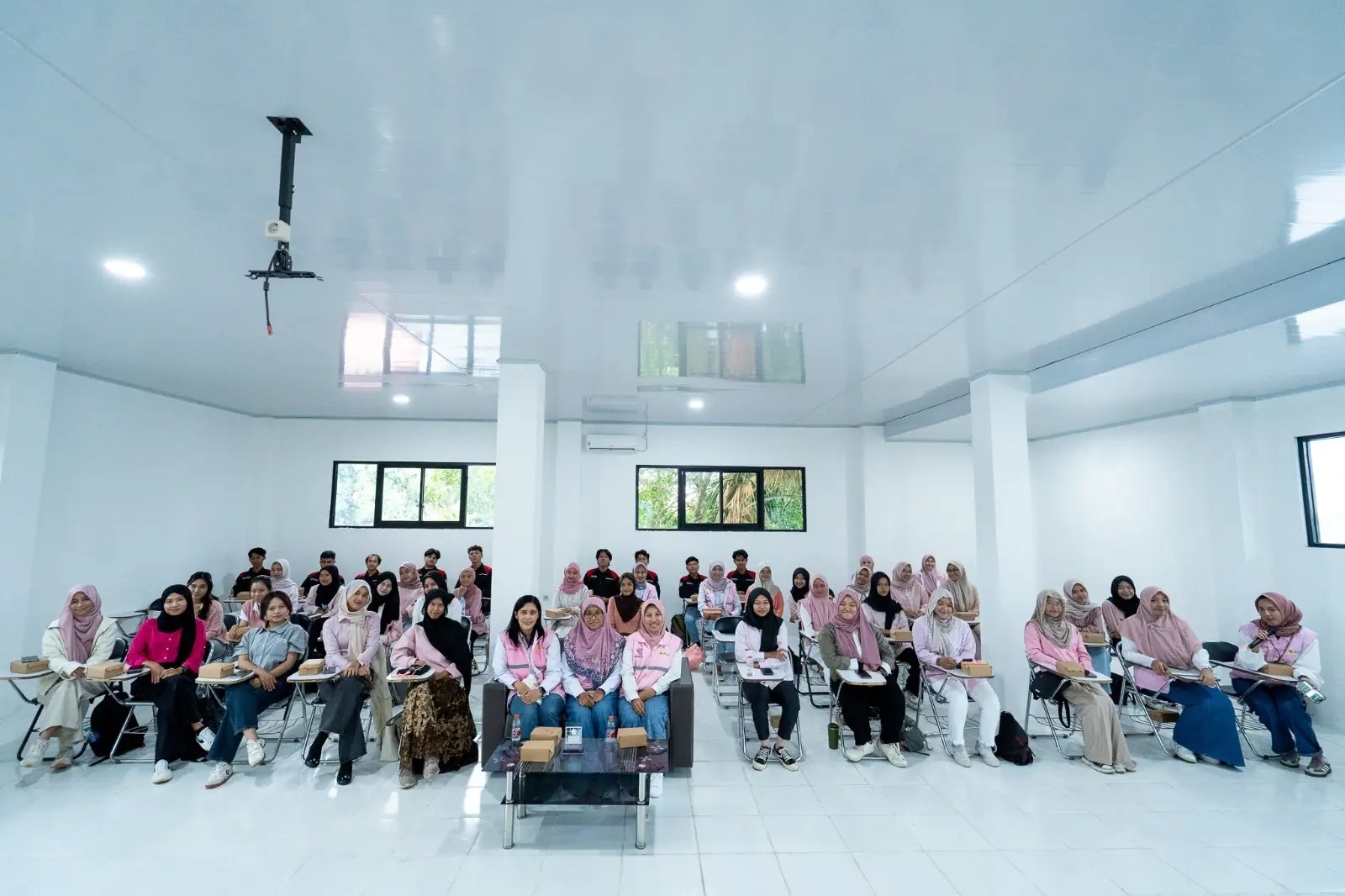Foto bersama Srikandi PLN dengan puluhan mahasiswi Fakultas Teknik ULM Banjarbaru yang antusias mengikuti kegiatan Srikandi PLN Goes to Campus - Women Empowerment Talkshow