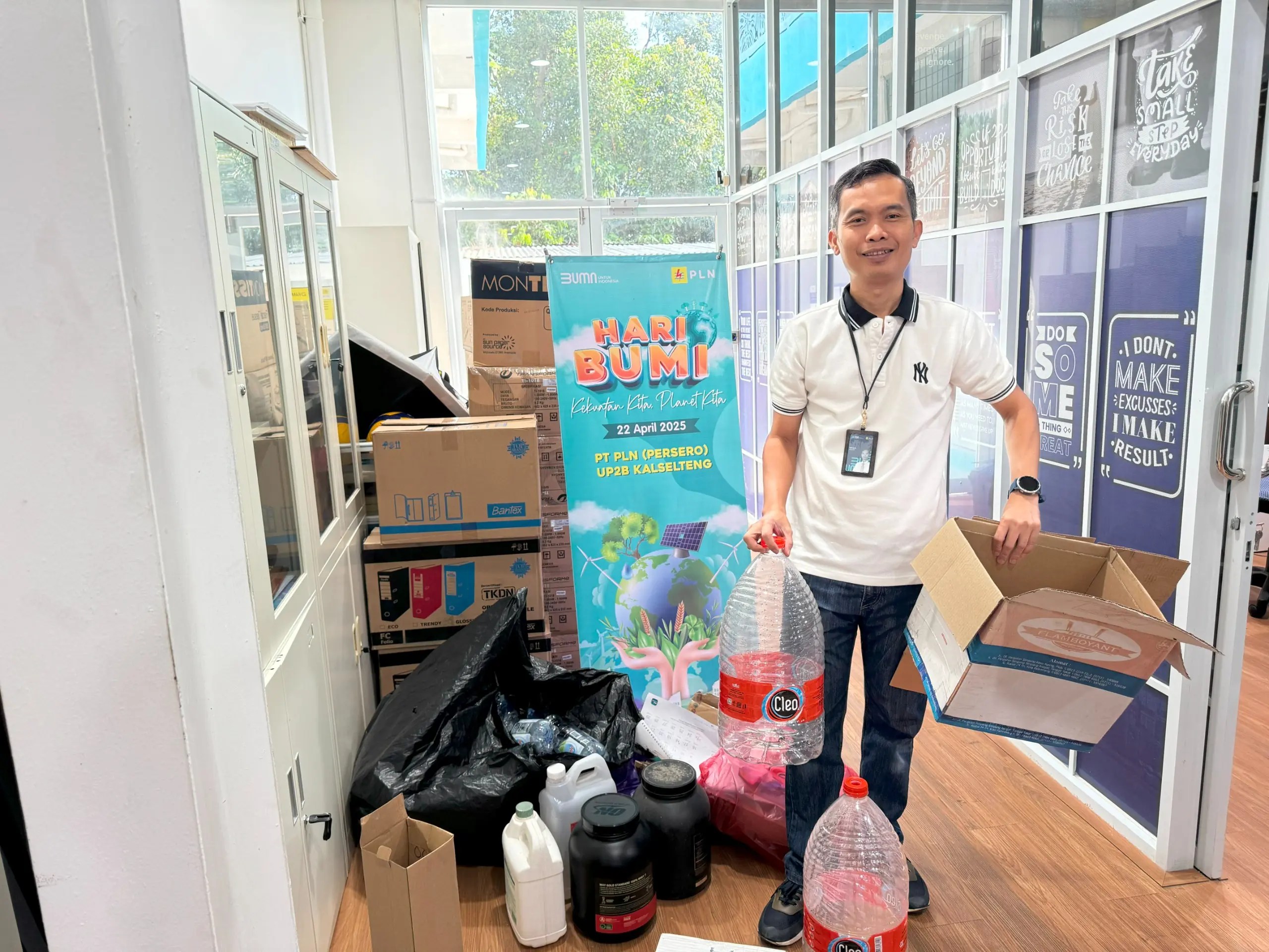 Sebagai wujud kepedulian, Indrayadi turut berpartisipasi memilah sampah plastik dan kardus di lingkungan Kantor PLN UP2B Kalselteng