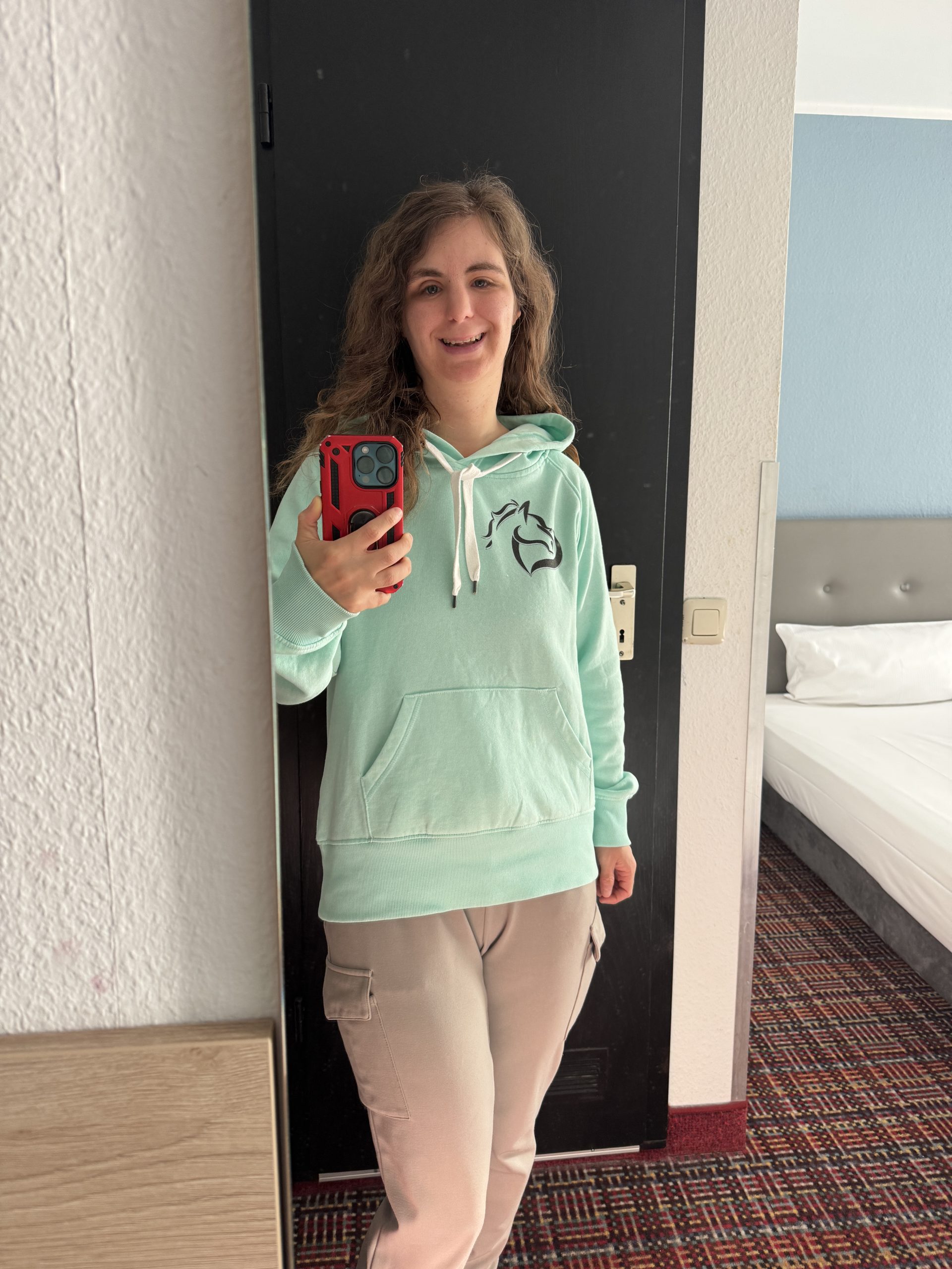 Spiegelselfie mit meinem Hoodie mit Logo – erhältlich im Spreadshirt-Shop, Spartipps Reitguide