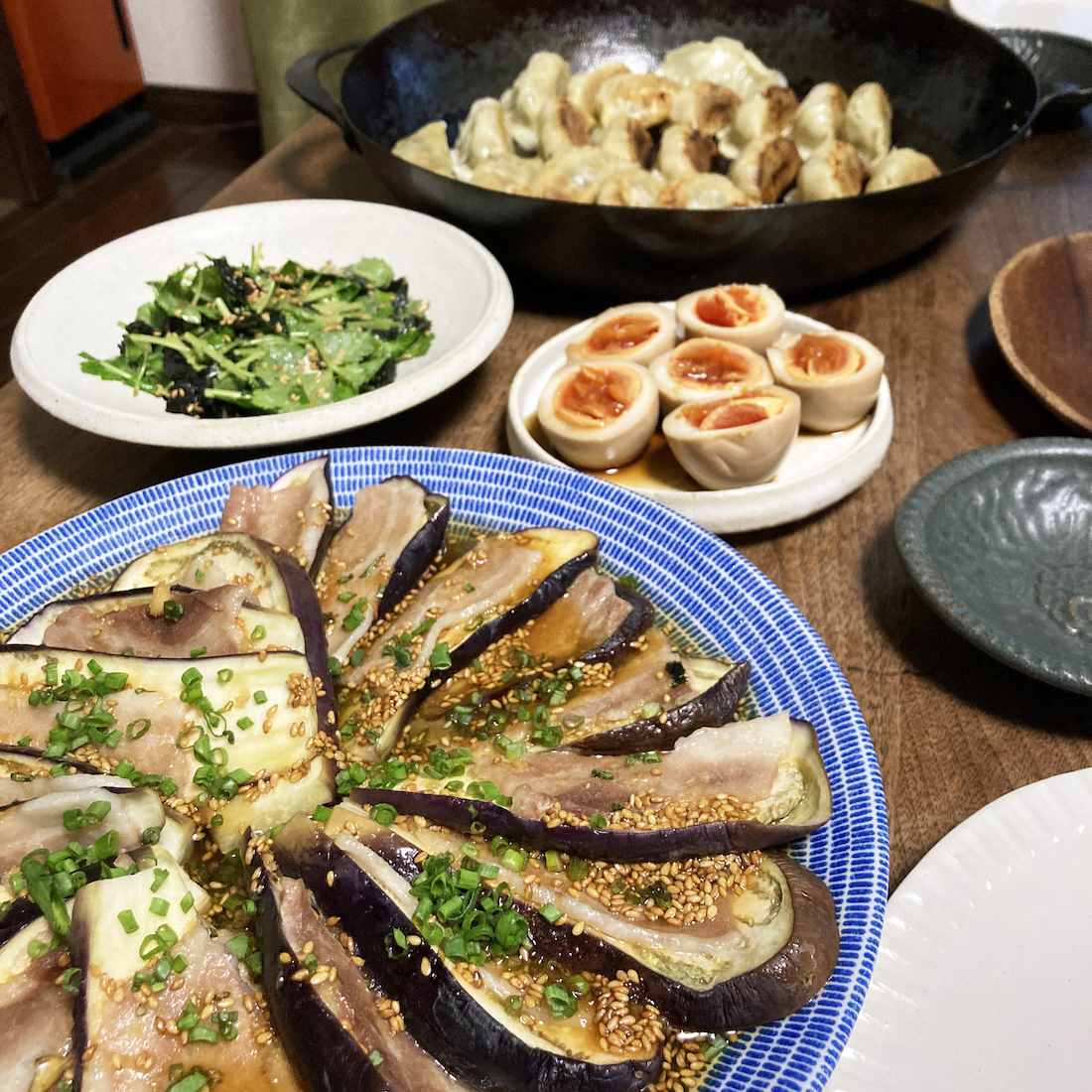 食卓に鉄フライパンは映える