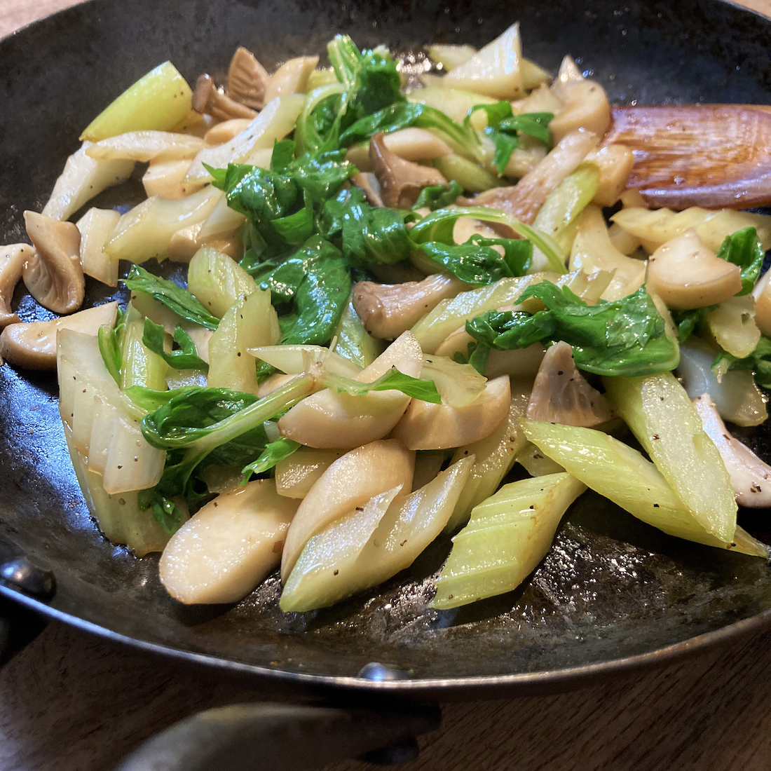 セロリとエリンギのソテー