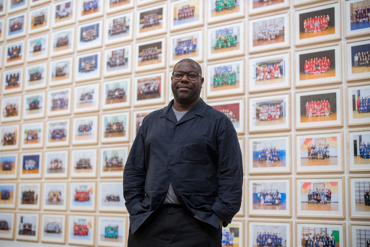也獻給「與還不為人所知的受害黑人」藝術家兼電影人Steve McQueen 將新作品獻給佛洛伊德 “To all the other black people that have been murdered, seen or unseen” Artist and filmmaker Steve McQueen dedicated his new films to George Floyd.