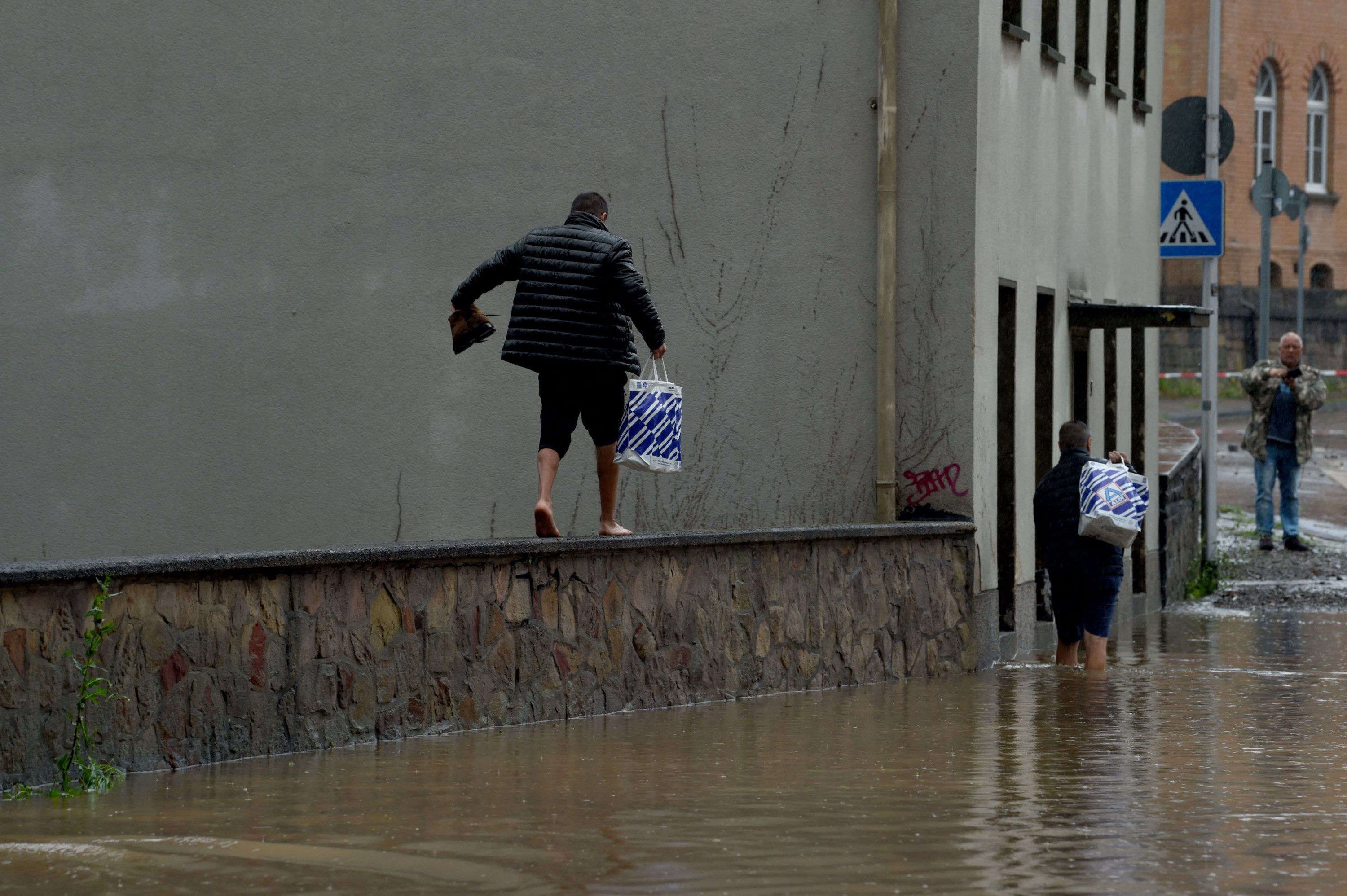 德國洪災造成嚴重文化損失,白南準前代理人Inge Baecker喪生 Heavy cultural loss in German: The historic flooding in Europe has impacted the art world in both local and global.