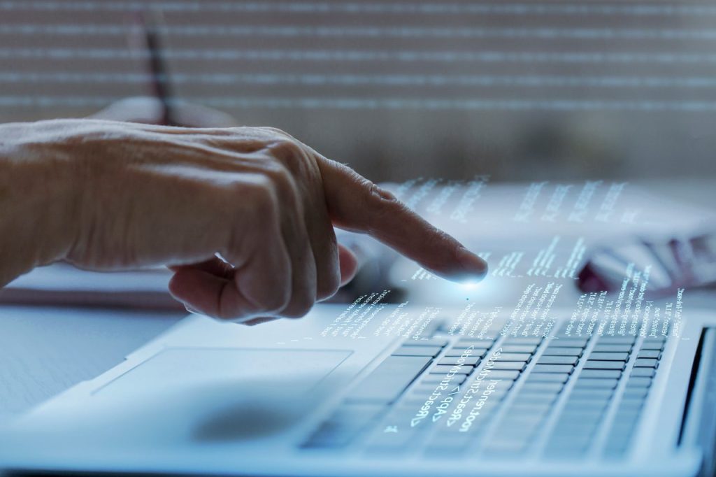 pessoa mexendo com tecnlogia