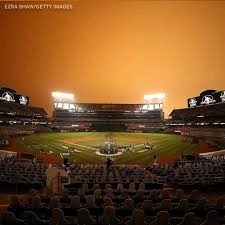 صورة بانورامية لسان فرانسيسكو مع الملاعب في الخلفية، تُظهر أجواء المشجعين استعدادًا لمباريات كأس العالم