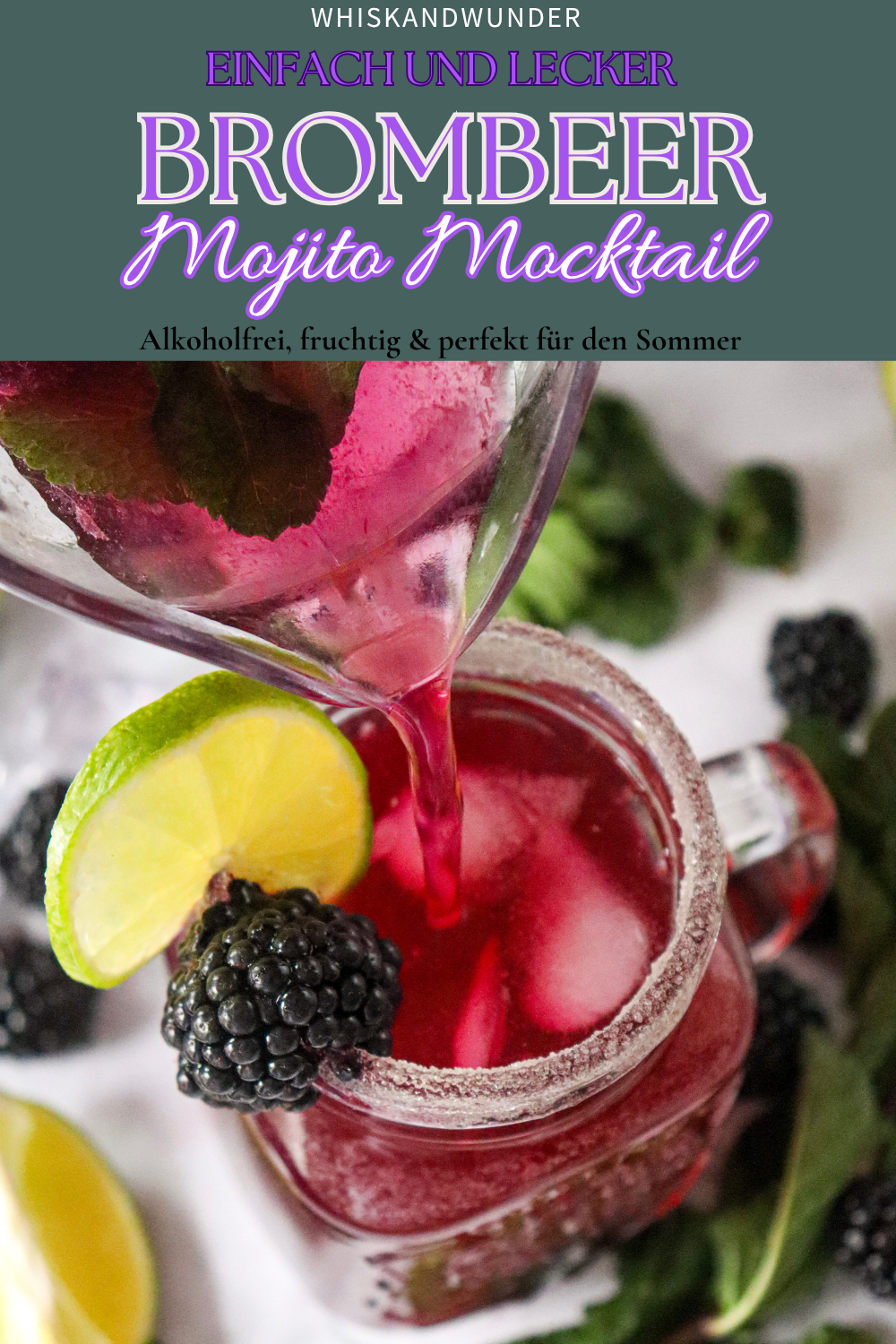Ein erfrischender Brombeer-Mojito-Mocktail in einem Glas mit Limettenscheibe und frischen Brombeeren, umgeben von Minzblättern.