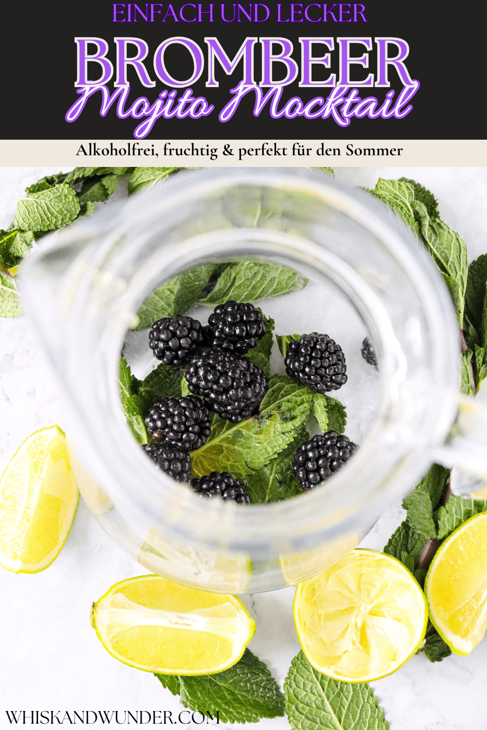 Ein Glas mit frischen Brombeeren, Minzblättern und Limettenscheiben auf einem weißen marmorierten Hintergrund, perfekt für einen alkoholfreien Mojito-Mocktail.