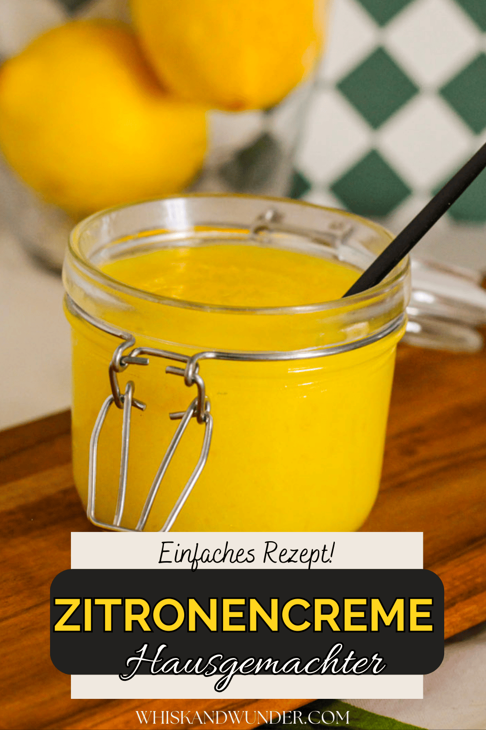 Ein Glas selbstgemachte Zitronencreme auf einem Holzbrett mit einer Zitrone im Hintergrund, dekoriert mit einem Aufkleber, der "Einfaches Rezept! Zitronencreme Hausgemachter" sagt.