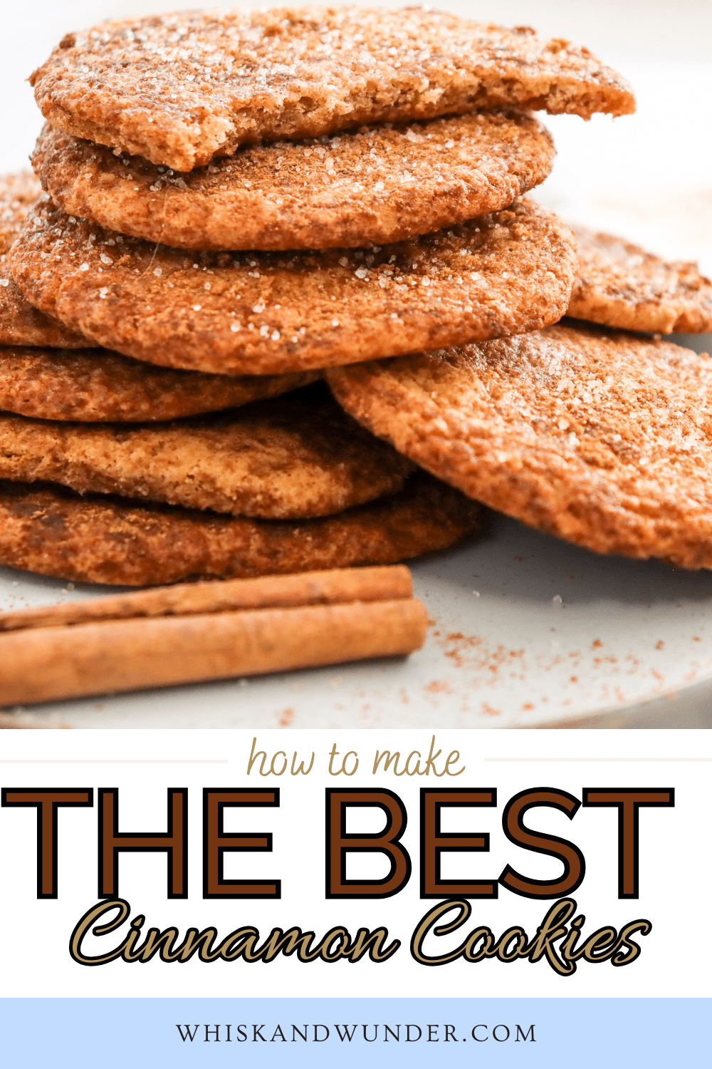 Ein Stapel frisch gebackener Zimtkekse mit einer Zimtstange im Vordergrund, beschriftet mit "how to make THE BEST Cinnamon Cookies".