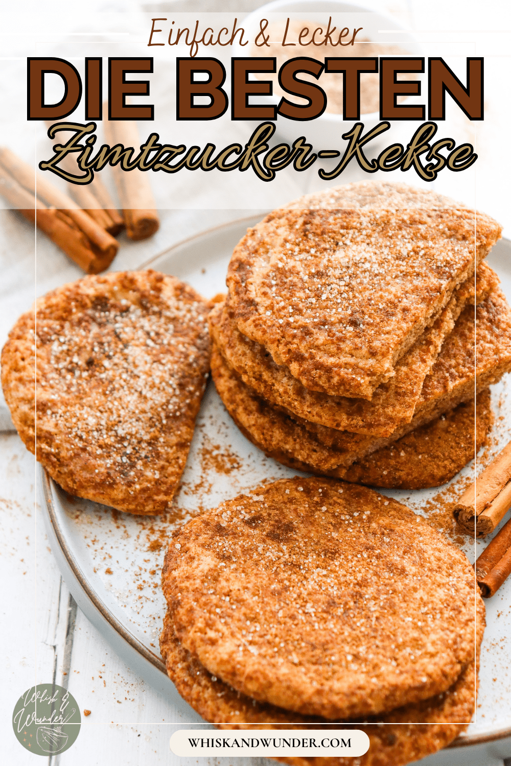 Ein Teller mit Zimtzucker-Keksen, die goldbraun und knusprig aussehen, angerichtet mit Zimtstangen im Hintergrund.