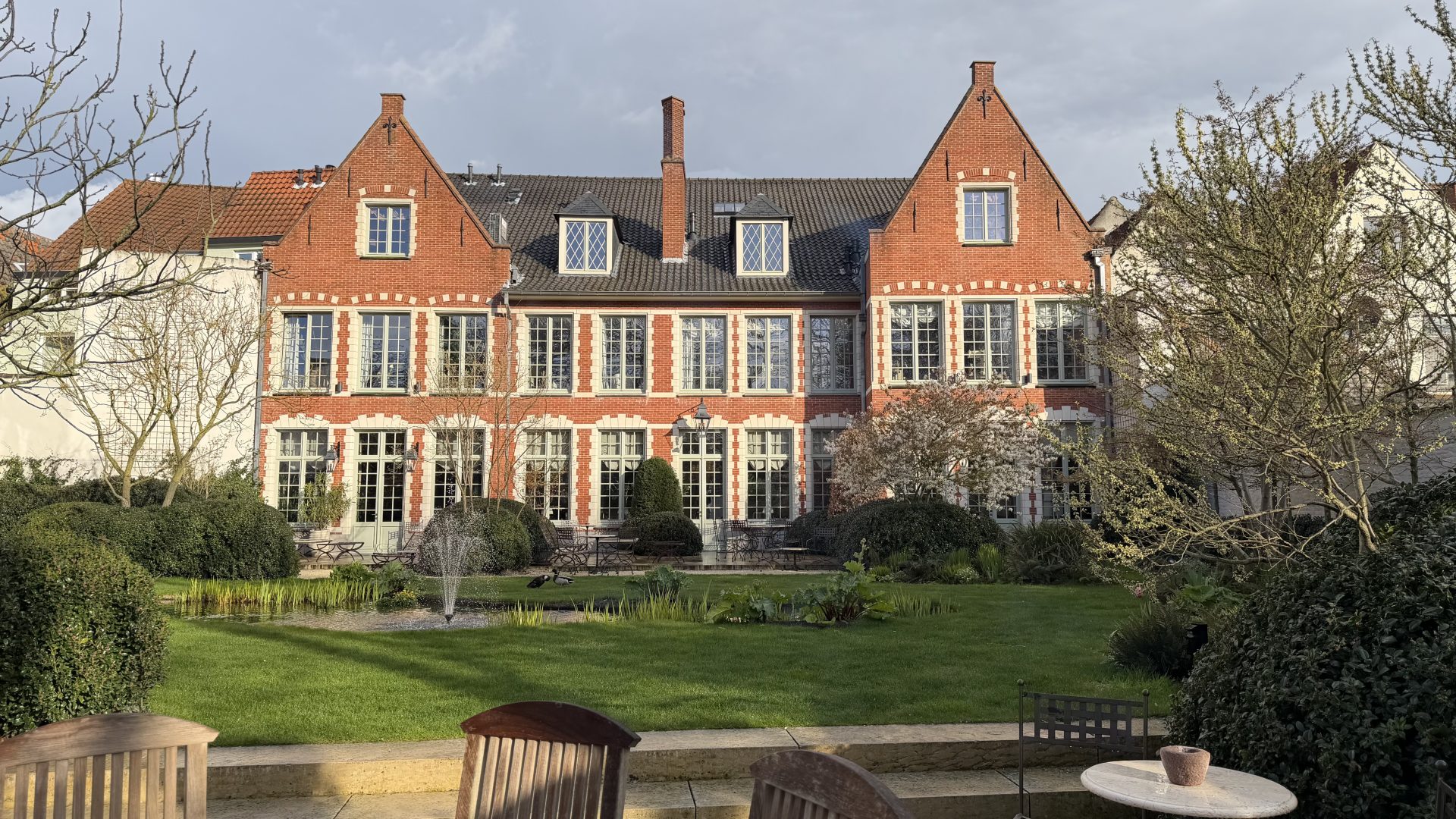 Fachada do hotel The Notary visto do jardim na cidade de Bruges