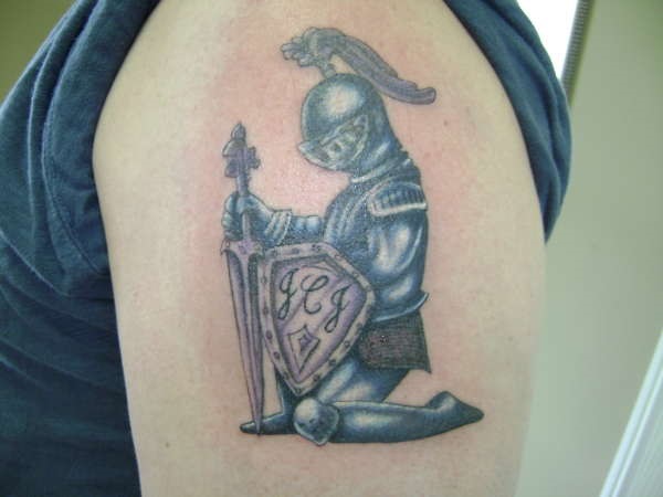 Cavaleiro templario com asas espada e escudo tatuagem Ideias E Significados Do Tattoo Do Cavaleiro Tatuagens Hd