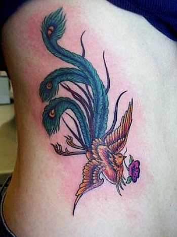 Tatuaje De Un Ave Fenix En Una Mujer