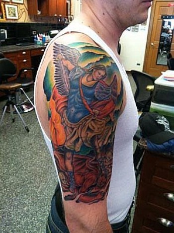 Tatuaje De Un Angel Venciendo Al Demonio En El Brazo