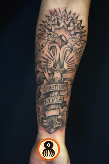 Tatuaje De Una Cruz En El Antebrazo