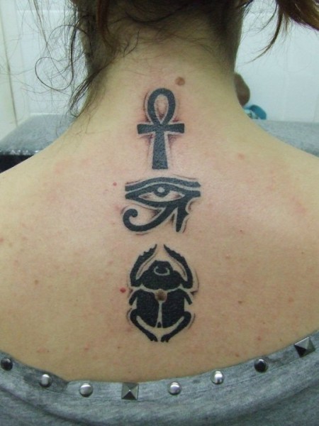 Tatuaje De Una Cruz Ansada El Ojo De Horus Y Escarabeo