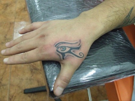 Tatuaje De Un Ojo Egipcio En La Mano