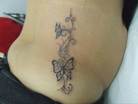 Tatuaje De Una Mariposa En Una Enredadera