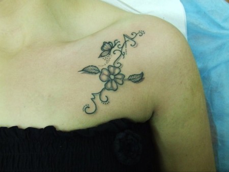 Tatuaje De Una Flor Encima Del Pecho