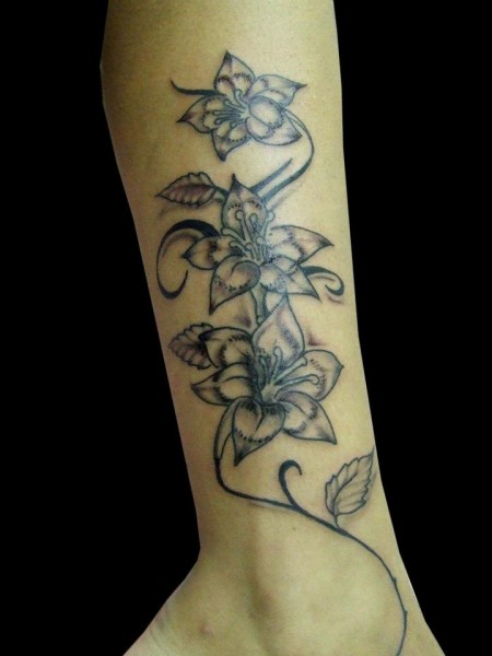 Tatuaje De Tres Flores Subiendo Por La Pierna