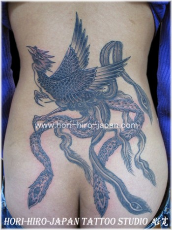 Tatuaje De Un Ave Fenix En La Espalda Y Culo De Una Mujer