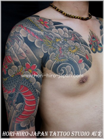 Tatuaje De Un Dragon Tipico Japones En Brazo Y Pecho