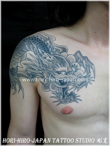 Tatuaje De Un Dragon Que Va Hacia El Pecho