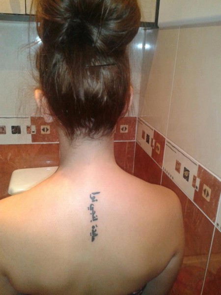Tatuaje En La Columna De Letras Hindus