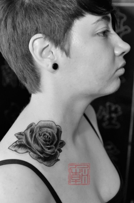 Tatuaje De Una Rosa En El Cuello De Una Mujer