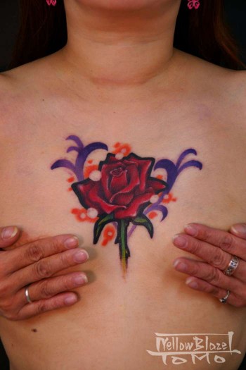 Tatuaje De Rosa En El Pecho