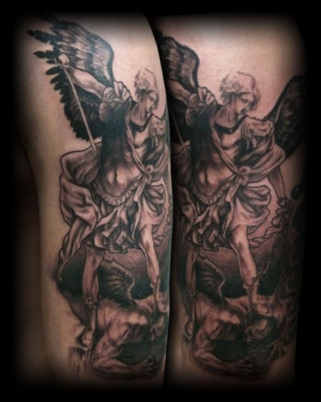 Tatuaje De Un Angel Atacando A Un Demonio