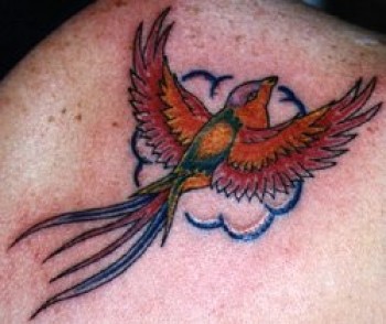 Tatuaje Pequeno De Un Ave Fenix Volando