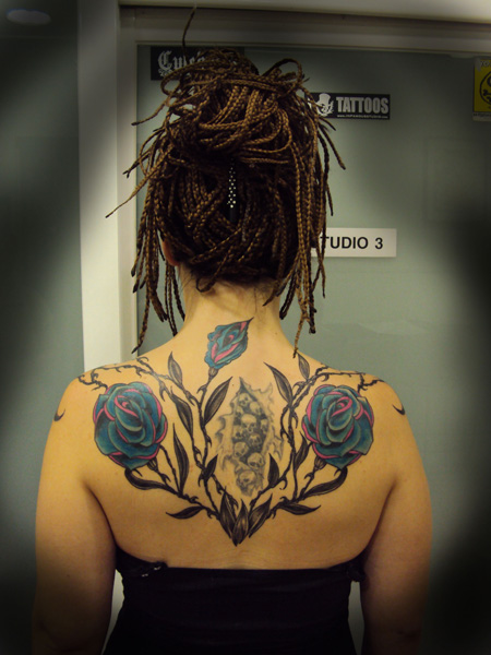 Tatuaje De 3 Grandes Rosas En La Espalda De Una Mujer