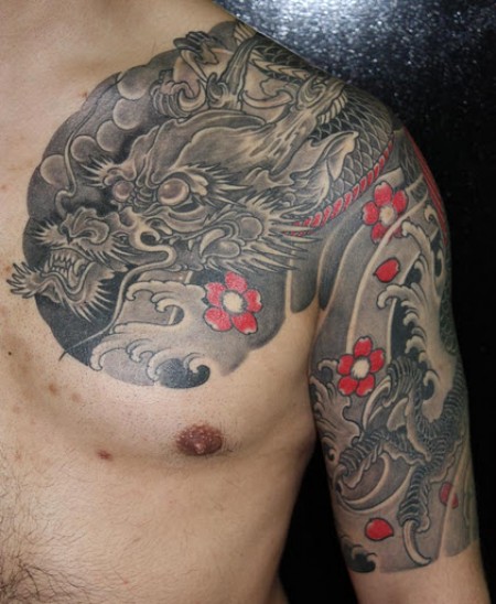 Tatuaje De Un Dragon Japones En Brazo Y Pecho