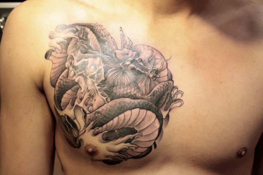 Tatuaje De Un Dragon En El Pecho
