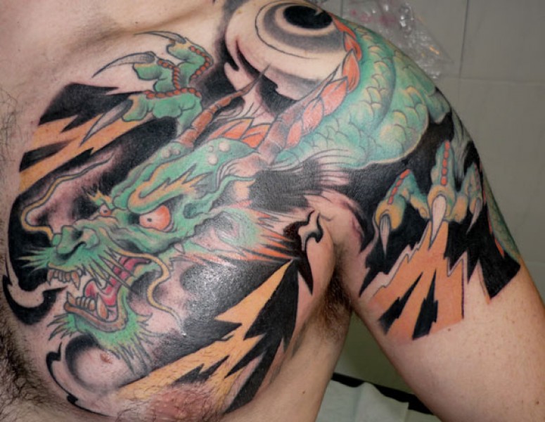 Tatuaje De Un Dragon Entre Rayos En Brazo Y Pecho