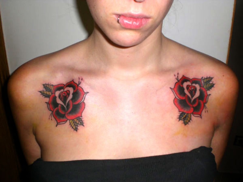 Tatuaje De Dos Rosas Encima Del Pecho