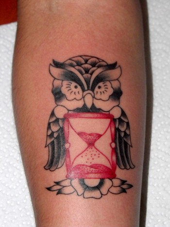 Tatuaje De Un Buho Con Un Reloj De Arena