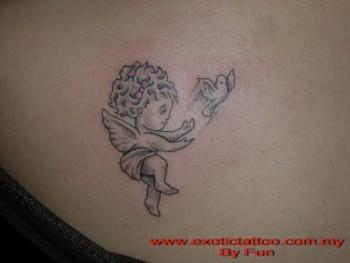 Tattoo De Un Pequeno Angel Soltando Una Paloma