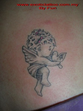 Tattoo De Un Pequeno Angel Con Una Paloma