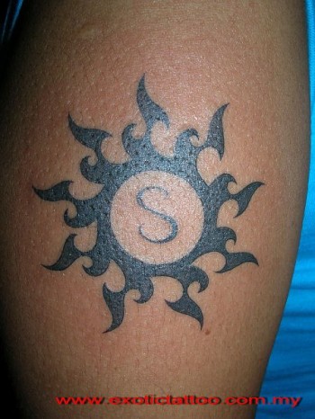 Tatuaje De Un Sol Con La Letra S Dentro