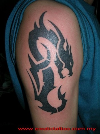Tatuaje De Un Dragon En El Brazo Hecho De Tribales